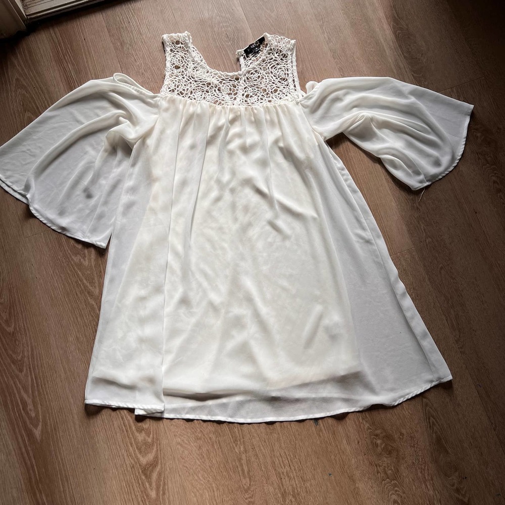 Heart Soul Medium White Bare Shoulder Bell Sleeve Blouse